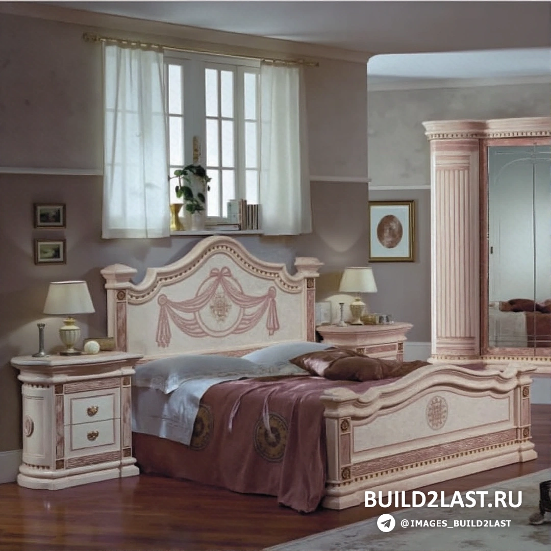 Гостиная с золотистыми и бежевыми акцентами, ампирными деталями, зеркалами и элегантной мебелью, создающая атмосферу роскоши.