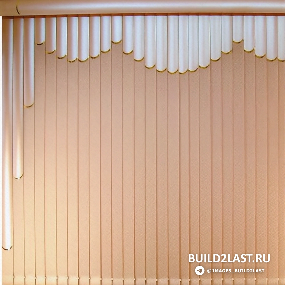 Офис с бордовыми, белыми и бежевыми жалюзи, создающими строгую и стильную атмосферу.