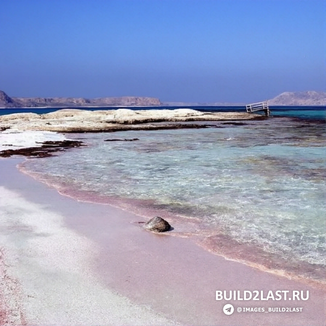 Розовый пляж на Багамских островах, красивое побережье с песком и кристально чистой водой