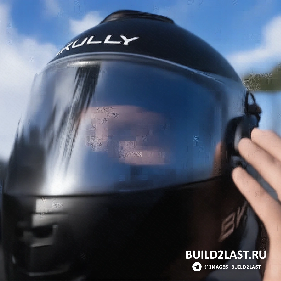 Водитель в мотошлеме Skully AR-1 на мотоцикле с включенной системой дополненной реальности